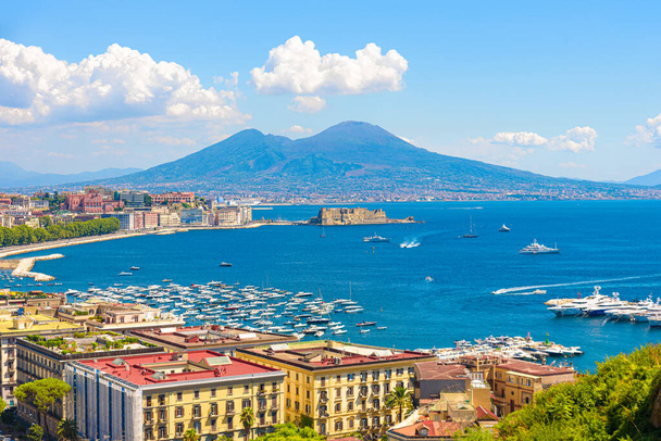 Neapol, Włochy. 31 sierpnia 2021. Widok na Zatokę Neapolitańską ze wzgórza Posillipo z Wezuwiuszem daleko w tle. - Zdjęcie, obraz