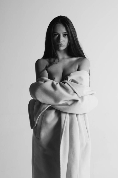 la morena sexy vestida con un abrigo de piel, foto en blanco y negro - Foto, imagen