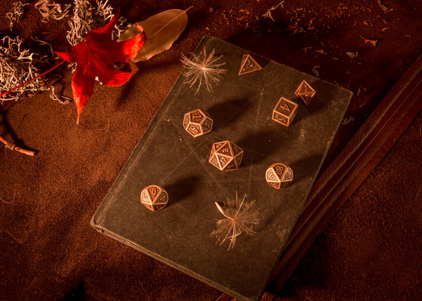 Набор метафорических ролевых игр на черной книге в твердой обложке - Фото, изображение