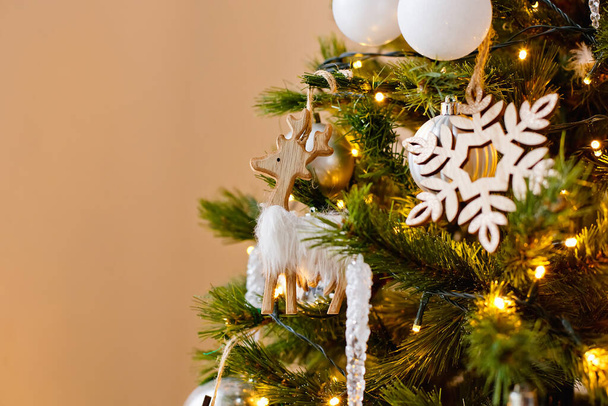 選択的フォーカス。背景にクリスマスツリー上のクリスマスのおもちゃのボール。スペースのコピー - 写真・画像