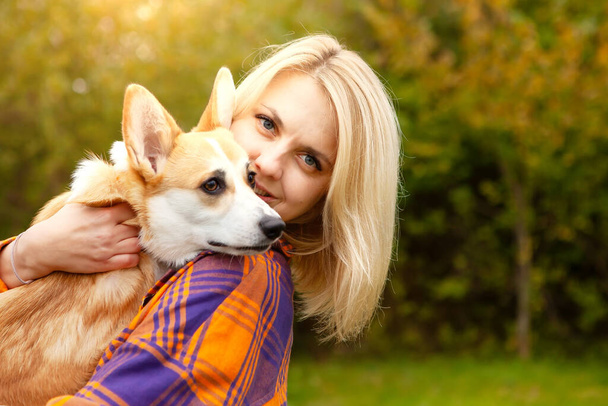 Portrait of a woman with a dog corgi breed. - Foto, imagen