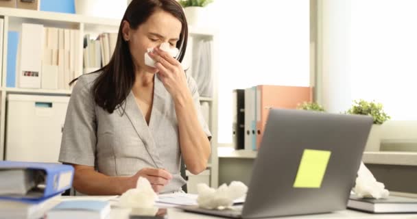 Γυναίκα που έχει κρύο φτάρνισμα με runny μύτη στο χώρο εργασίας αργή κίνηση 4k ταινία - Πλάνα, βίντεο