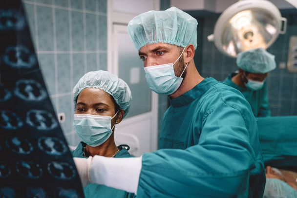 Doctors preparation for surgical operation in hospital. Healthcare concept - Foto, afbeelding