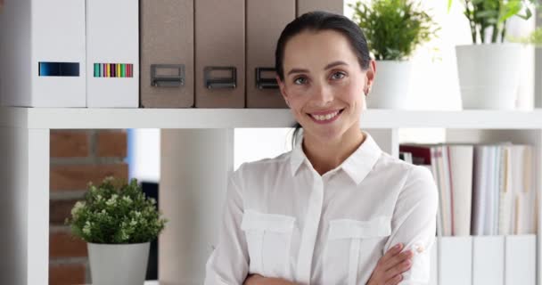 Usmívající se podnikatelka v bílé košili stojí v kanceláři zpomalený film 4k - Záběry, video