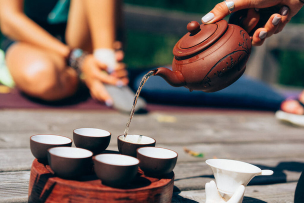 Tea szertartás, nő öntés hagyományosan elkészített tea - Fotó, kép