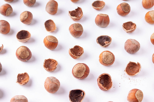 lískové ořechy na bílém pozadí vzor - Fotografie, Obrázek