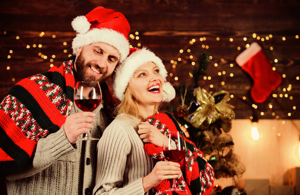 moment top remember. couple in love santa hat. Time for presents. woman and man love xmas. happy new year. Holiday celebration. greeting time. Couple feeling cozy. merry christmas. Family drink wine - Foto, Bild