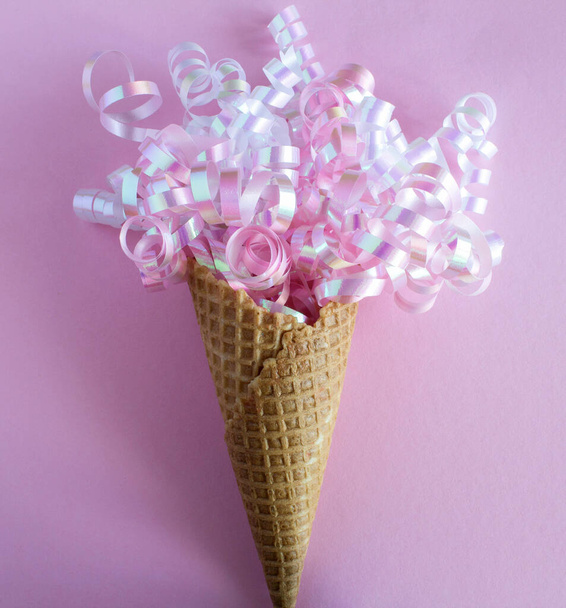 Primer plano en cono de helado con conffetti sobre el fondo rosa - Foto, Imagen