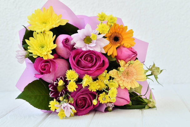 Hermosa composición de flores con rosas y crisantemo. Ramo de colores de color amarillo brillante. Concepto de tienda floral. Entrega de flores. primer plano, fondo floral - Foto, Imagen