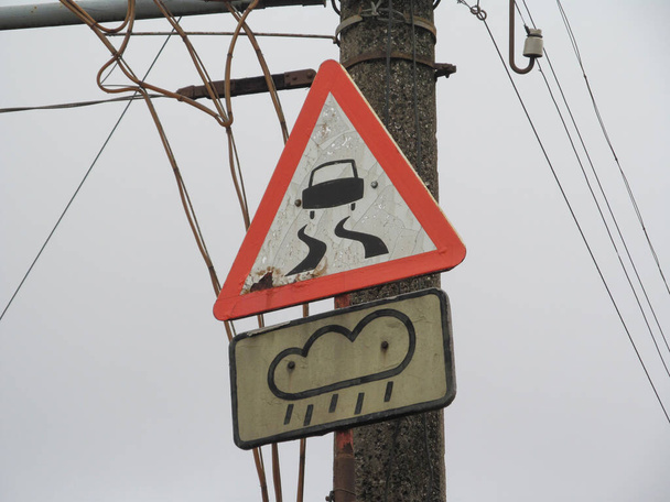 Road sign on a pole near the park - Foto, imagen