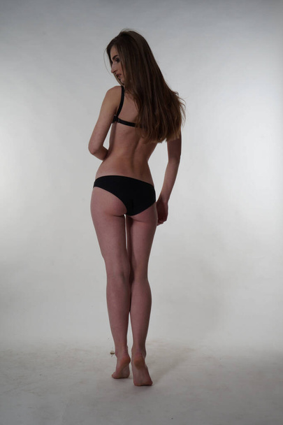 seksi esmer kadın siyah iç çamaşırlarıyla poz - Fotoğraf, Görsel
