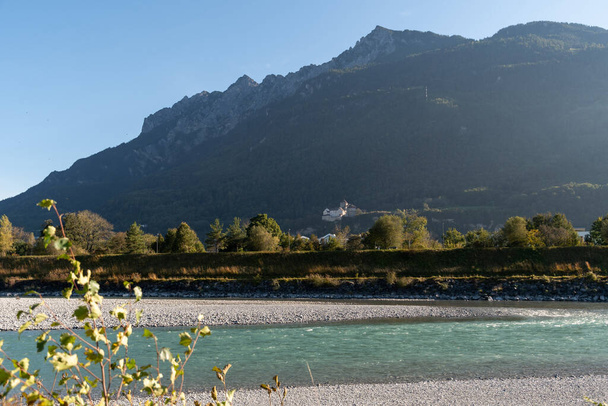 Sevelen, İsviçre, 11 Ekim 2021 Sonbaharda Ren Nehri 'nde sabahın erken saatlerinde - Fotoğraf, Görsel