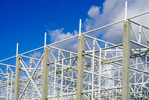 estrutura de metal de um novo edifício industrial inacabado moderno contra um céu azul - Foto, Imagem