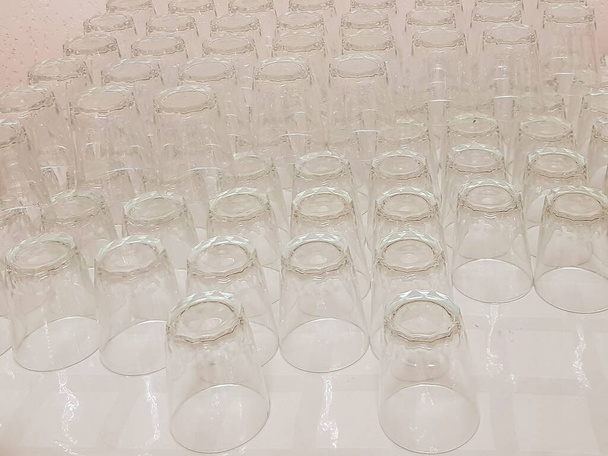 Muitos copos de vidro vazios limpos na mesa, serviço no café do hotel. - Foto, Imagem