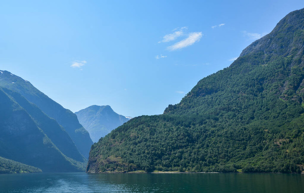 Das klare Wasser und die grünen Hügel an sonnigen Tagen. Bootsfahrt durch den größten und schönsten Fjord Norwegens Sognefjord - Foto, Bild