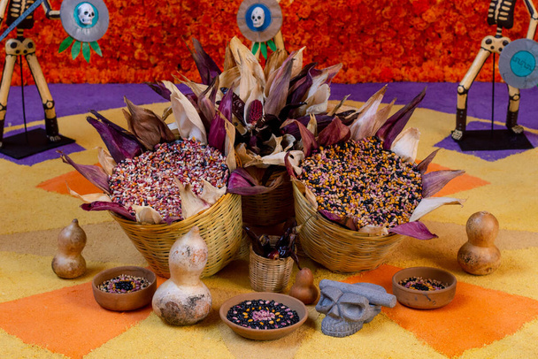 Den mrtvých v Mexiku, zdobený květinami, tortilami, krtky, azurovými lebkami a nápoji - Fotografie, Obrázek