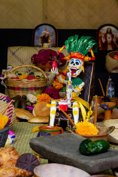 Ofrenda de Día de Muertos en México, decorada con flor de caléndula, tortillas, lunares, calaveras azules y bebidas - Foto, imagen