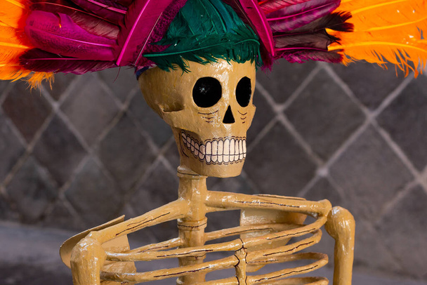 День Мертвых в Мексике, украшенный цветами Мэриголд, лепешками, кротами, лазурными черепами и напитками - Фото, изображение