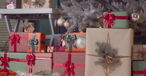Interno del soggiorno con molti regali sotto l'albero di Natale - Filmati, video