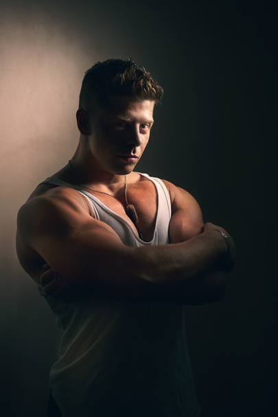 Handsome bodybuilder posing - Zdjęcie, obraz