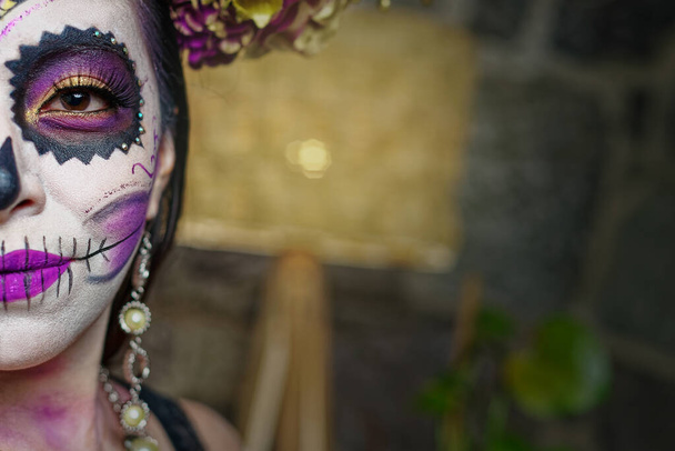Молодая женщина с макияжем сахарного черепа. День Мертвых. Портрет Катрины. - Фото, изображение