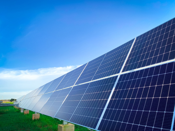 Солнечная электростанция (солнечные батареи) с голубым небом, жаркий климат вызывает увеличение производства электроэнергии, альтернативная энергия, чтобы сохранить энергию в мире, фотоэлектрический модуль идея для производства чистой энергии. - Фото, изображение