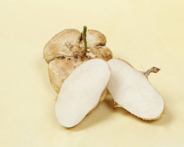 Jicama lub ziemniak jest znany z białych bulw, które mogą być spożywane jako składnik sałatki i ogórków lub używane jako maska odświeżyć twarz i wybielić skórę. - Zdjęcie, obraz