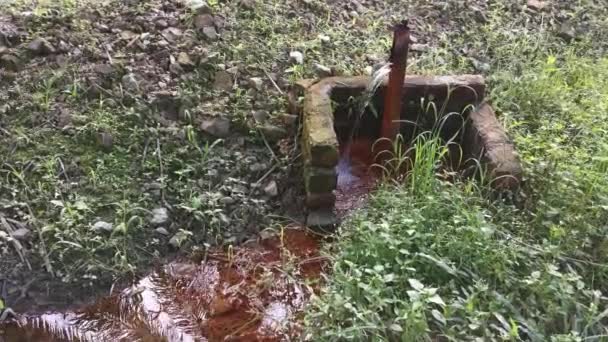 korozyjna rura wyciekowa wody w gospodarstwie - Materiał filmowy, wideo