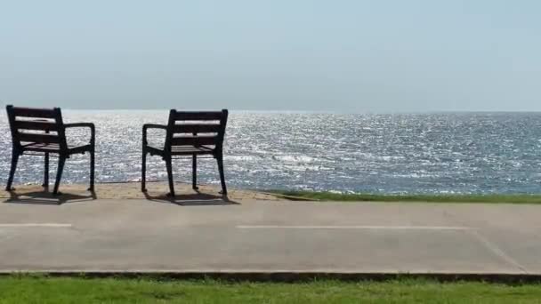 Deux chaises d'un fond tropical calme de la mer. 4K - Séquence, vidéo