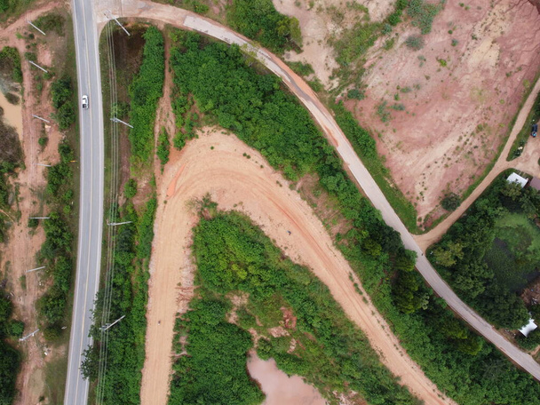 аэрофотосъемка с беспилотников, извивающихся по сельской дороге - Фото, изображение