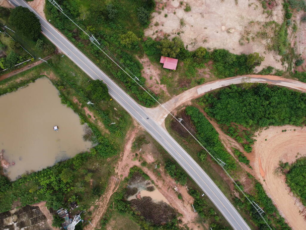 luchtfoto 's van drones slingerende landelijke weg - Foto, afbeelding