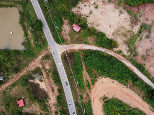 Kırsal yolda uçan dronların hava fotoğrafları. - Fotoğraf, Görsel