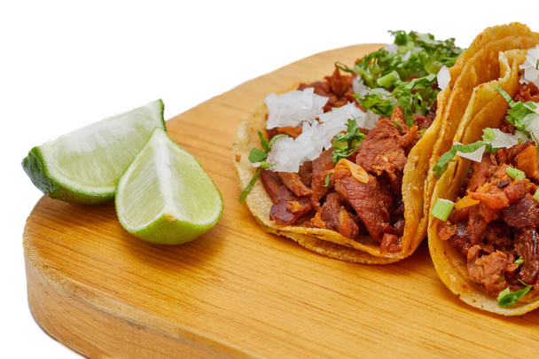 Tacos al pastor, geleneksel Meksika yemeği, soğanlı, kişniş, ananas, kırmızı sos veya guacamole. - Fotoğraf, Görsel