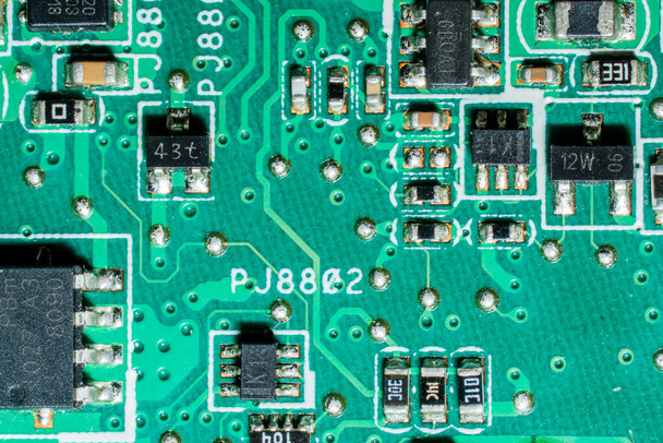 Chip on a printed circuit board. Unsoldering - Foto, afbeelding