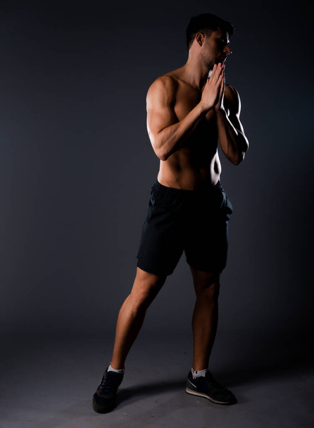 Studio fashion shot van een aantrekkelijke man in zwart ondergoed shorts dragen - Foto, afbeelding
