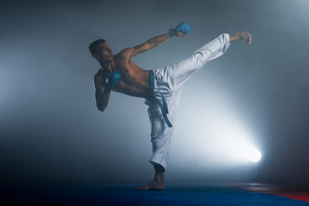 Karate férfi piros öv pózol, világbajnok fekete háttér stúdió lövés - Fotó, kép