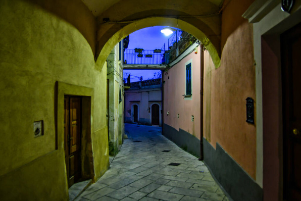 Une rue étroite de Sant'Agata de 'Goti, une ville médiévale de la province de Bénévent, Italie. - Photo, image