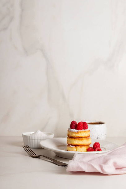 Breakfast- cheesecakes with raspberries and coffee - Foto, Imagen