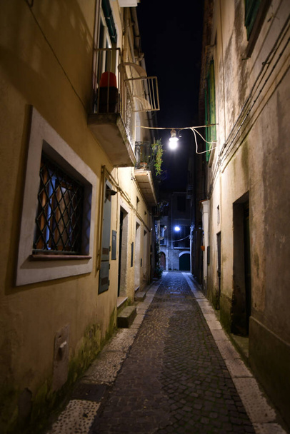 Eine enge Straße in Sant 'Agata de' Goti, einer mittelalterlichen Stadt in der Provinz Benevento, Italien. - Foto, Bild