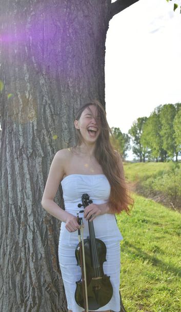дівчина в білій сукні з чорною скрипкою
, - Фото, зображення
