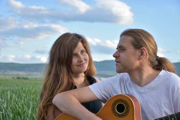 une femme et un homme avec une guitare, - Photo, image
