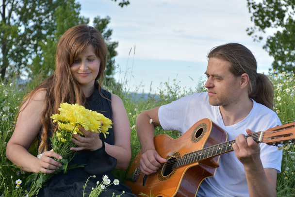 a woman and a man with a guitar, - Foto, imagen
