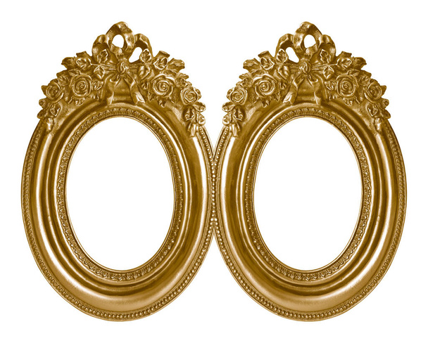 Двойная овальная золотая рамка (диптих) для картин, зеркал или фотографий, изолированных на белом фоне. Элемент дизайна с траекторией обрезки - Фото, изображение