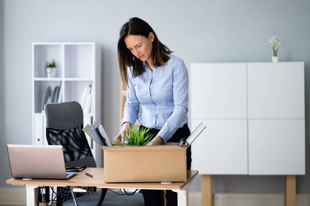 Job Quit. Employee Packing Cardboard Box At Desk - Foto, immagini