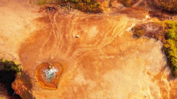Estático de cima para baixo vista aérea laranja forma coração forma mineral fonte termal local em Jermuk resort de férias, Armênia - Filmagem, Vídeo