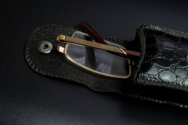 Glasses on a black background in a case - Foto, immagini