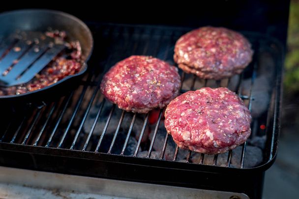 grilled beef cutlets with sauce - Φωτογραφία, εικόνα