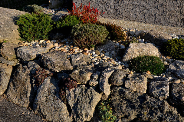 kuiva harmaa seinä, taitettu lohkareita ilman sementtiä. taitetut tukimuurit. erittäin värikäs rock puutarhat kuten kivinen ympäristö. puutarha arkkitehtuuri - Valokuva, kuva