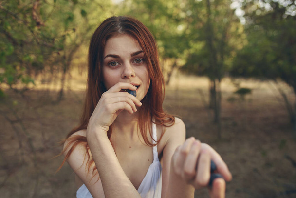 bonita mujer comiendo uvas de cerca. Foto de alta calidad - Foto, Imagen