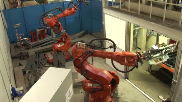 robotów przemysłowych na linii produkcyjnej - Materiał filmowy, wideo